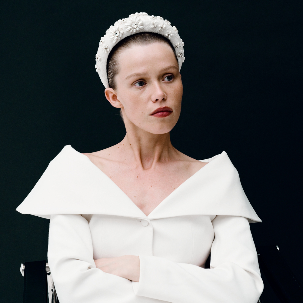 Ободок высокий с декором из жемчуга и камней