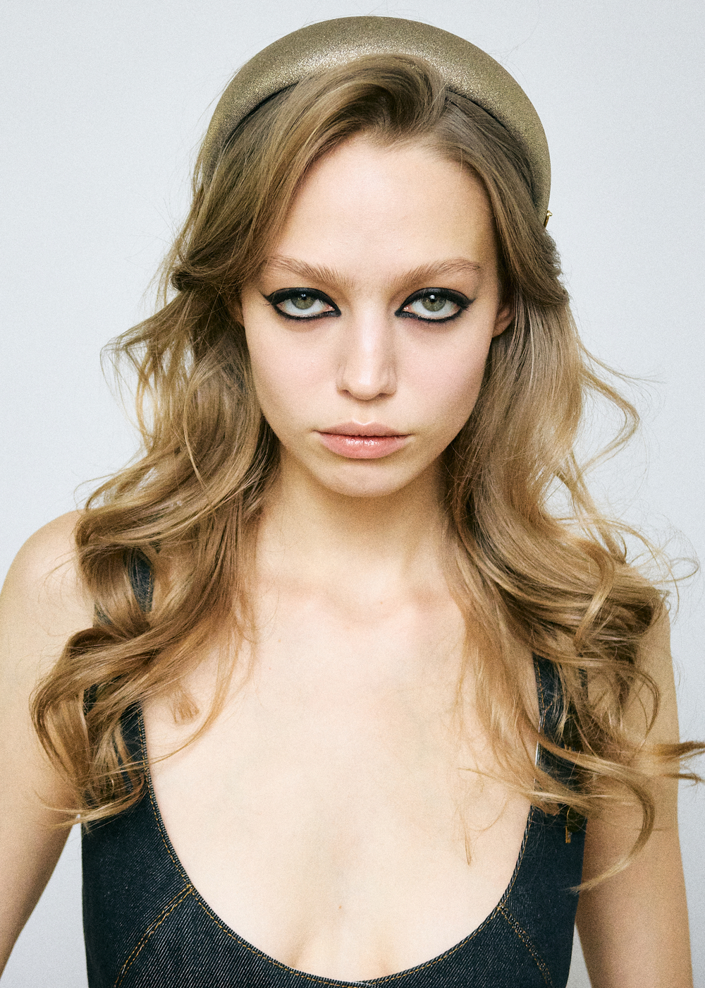 Ободок из шерсти золотого цвета