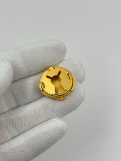 Накладка на пуговицу с красным кабошоном