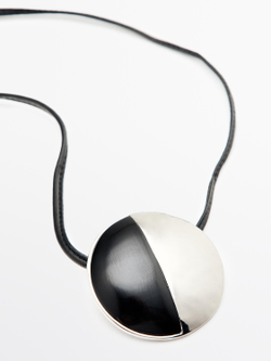 Massimo Dutti Ожерелье из овечьей кожи с металлической деталью, черный