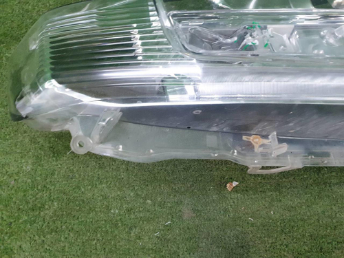 Стекло фары правое Toyota Land Cruiser 200 (2015-2021) LED