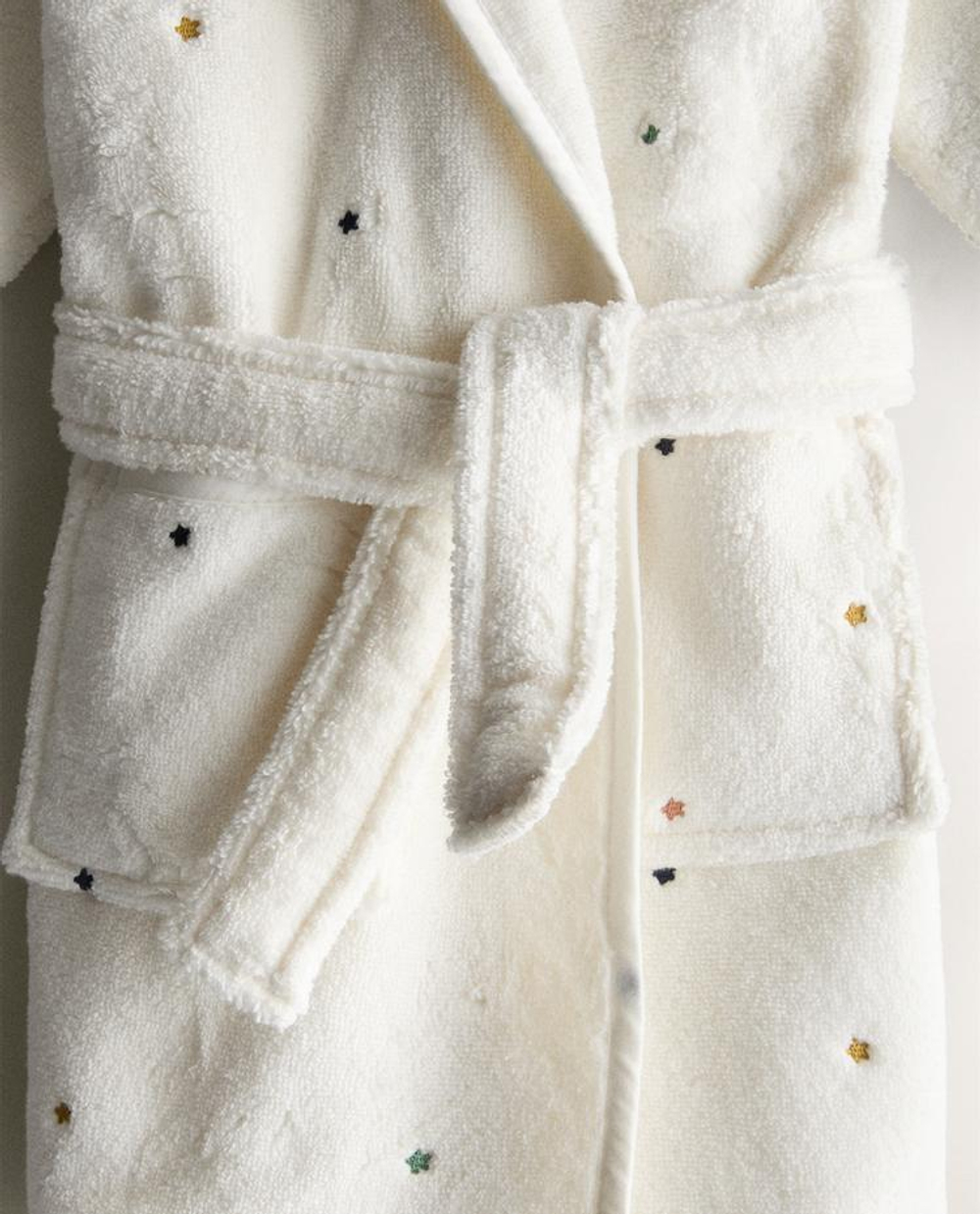 ZARA HOME ДЕТСКИЙ БАННЫЙ ХАЛАТ С ПРИНТОМ «ЗВЕЗДЫ», ЖЕЛТОВАТО-БЕЛЫЙ