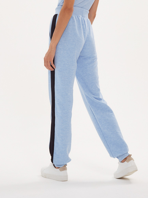 Голубые спортивные штаны с лампасами