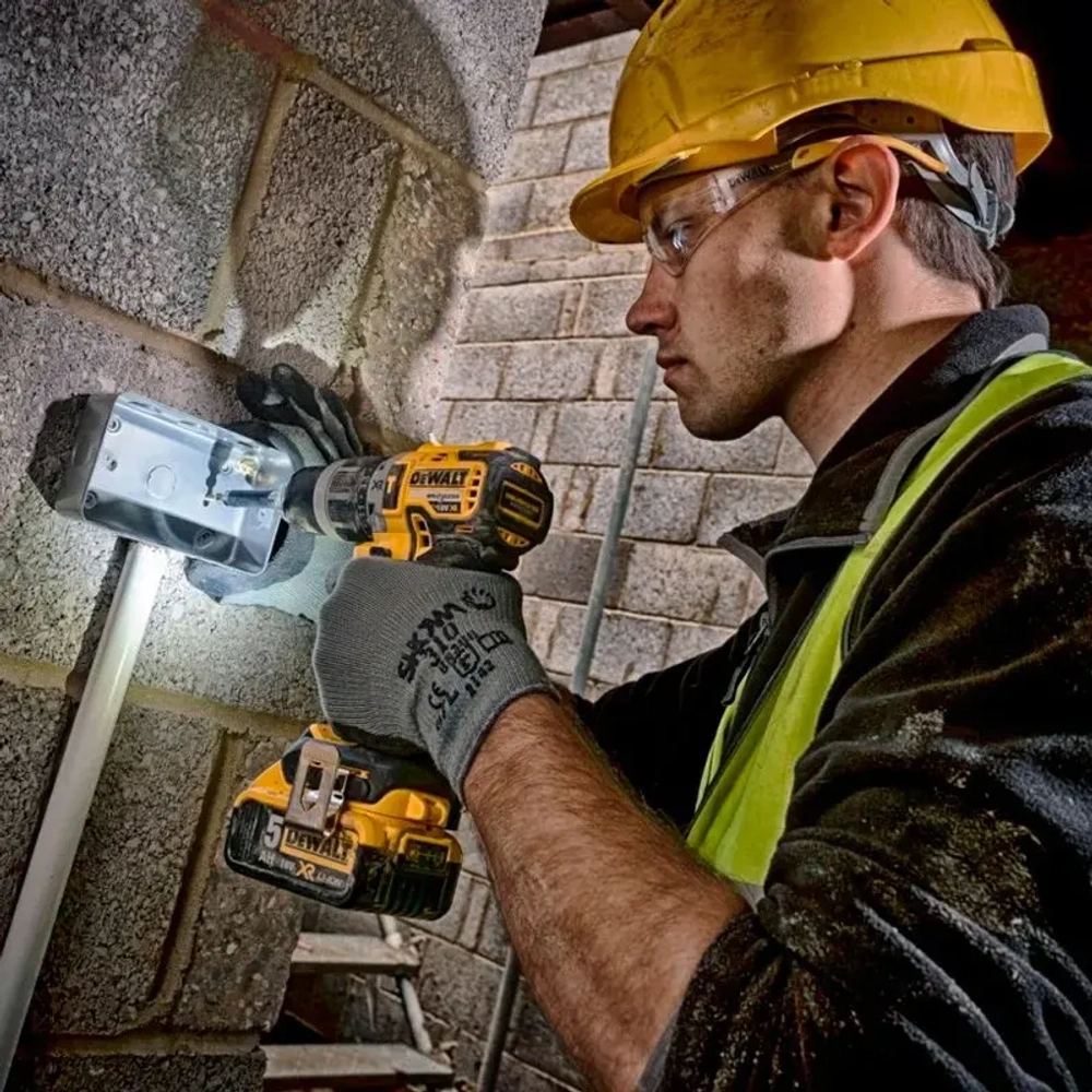 DeWalt DCD796D2 дрель-шуруповер (2 x 2 Ач, ЗУ)