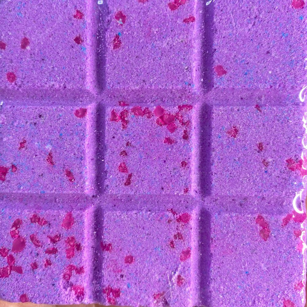 Пенная бомбочка-шоколадочка для ванны Дикая ягода с ароматом спелой сливы и нотами терпкого меда