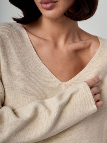 Бежевый трикотажный костюм с юбкой