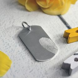 Матовый серебряный жетон с гравировкой отпечатка пальца на заказ