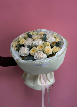 Букет кустовые розы и диантусы #47
