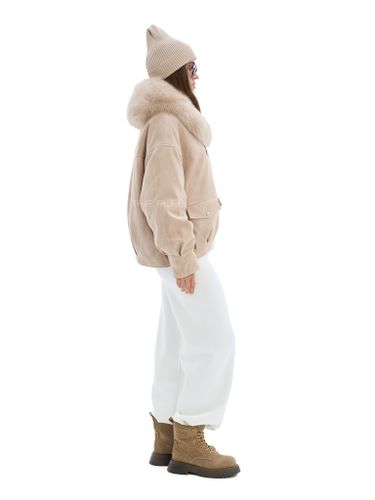 Утепленная замшевая куртка бежевого цвета