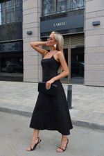 Платье на бретелях с корсетными вытачками