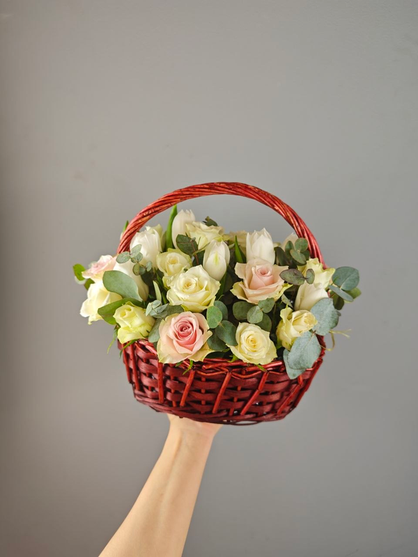 Композиция с розами в корзине Композиция с розами в корзине