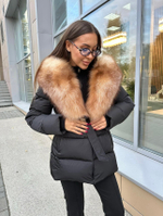 Пуховик в черном цвете с золотым мехом лисы 75см