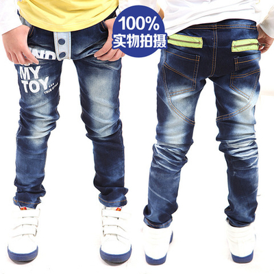 Джинсы с потертостями, надписями и декоративными молниями