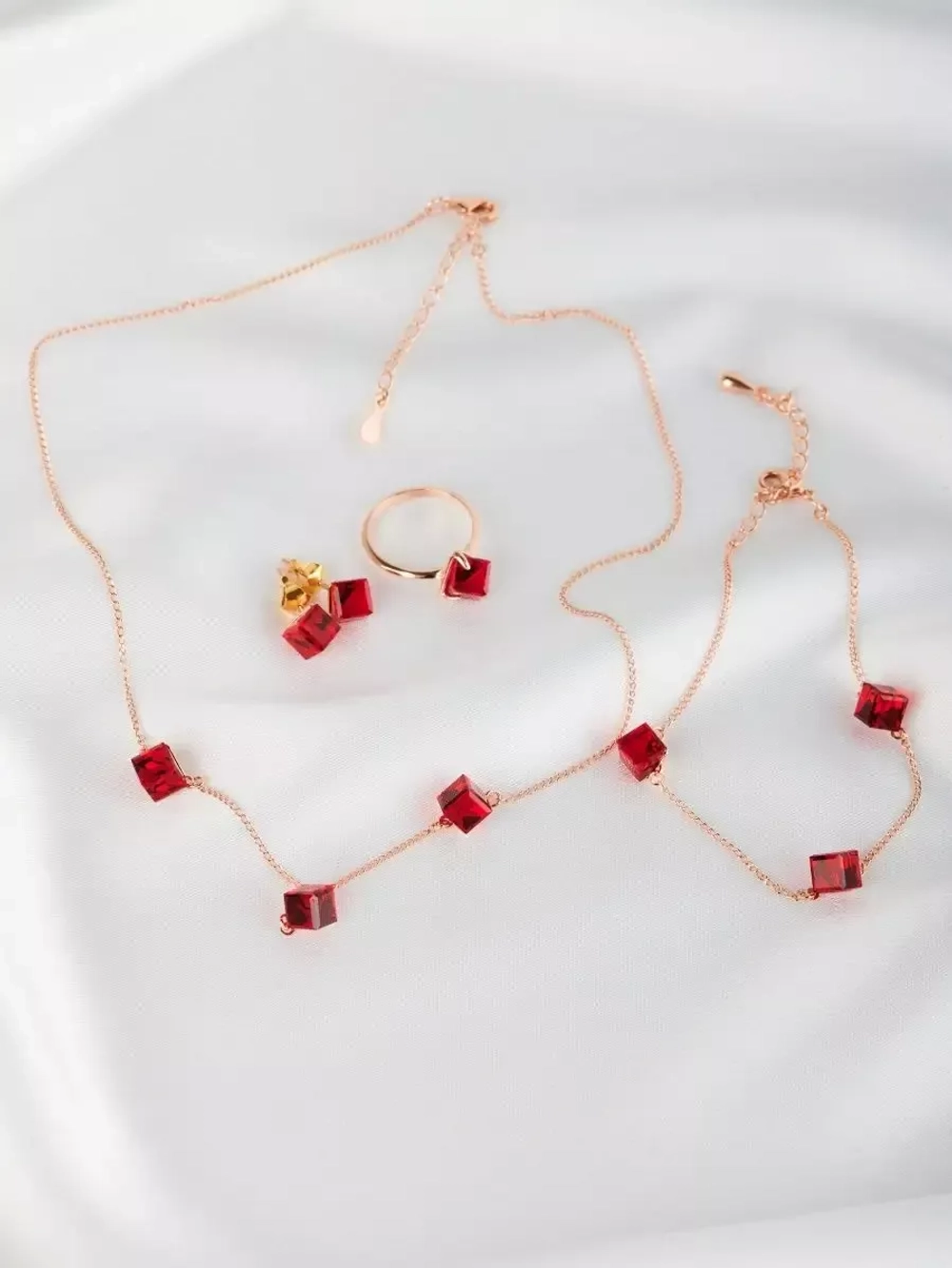 Серьги-гвоздики Миражи с красными кристаллами-кубиками Swarovski