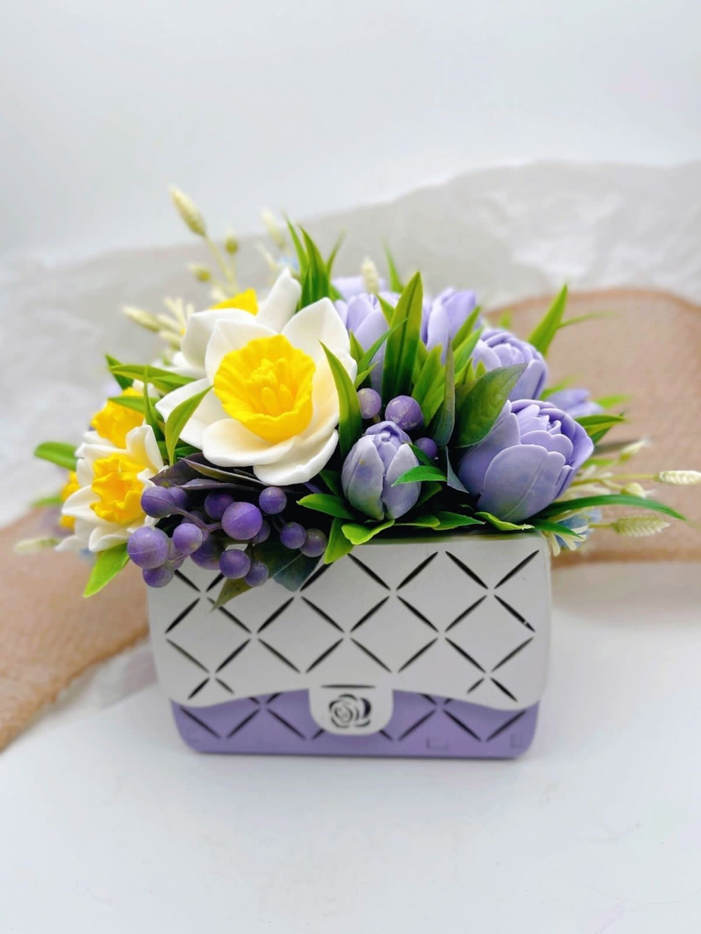 Букет из мыла в сумочке «Тюльпаны и нарциссы, вайлет»