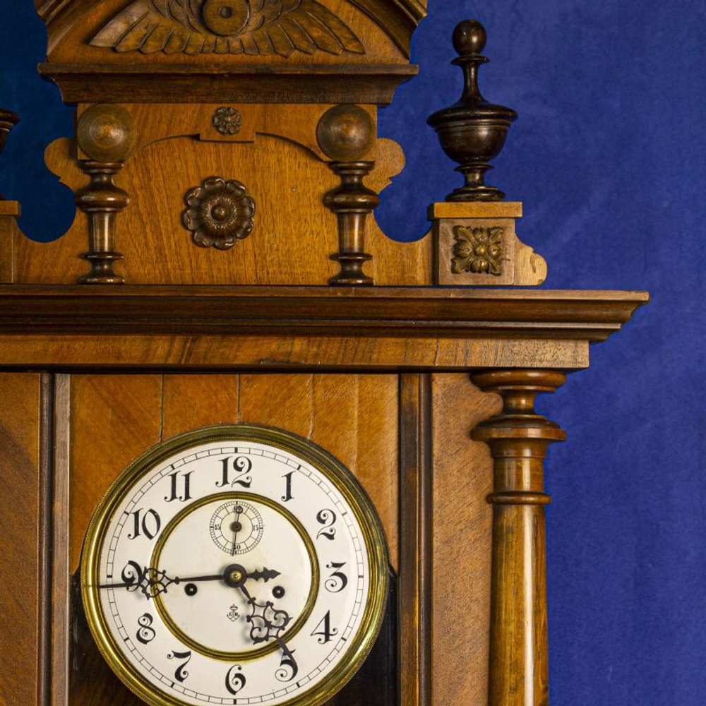 Настенные часы в стиле Грюндерцайт