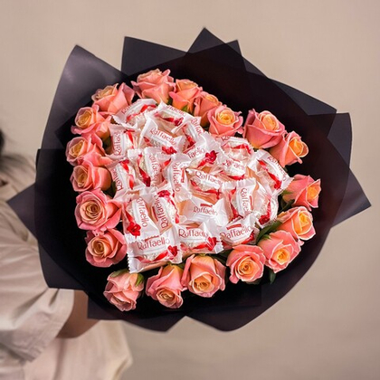 Букет из персиковых роз и конфет раффаэлло