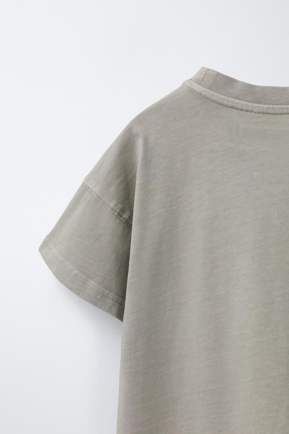 ZARA ФУТБОЛКА С ЭФФЕКТОМ ПОТЕРТОСТИ И ЭТИКЕТКОЙ, СЕРО-КОРИЧНЕВЫЙ