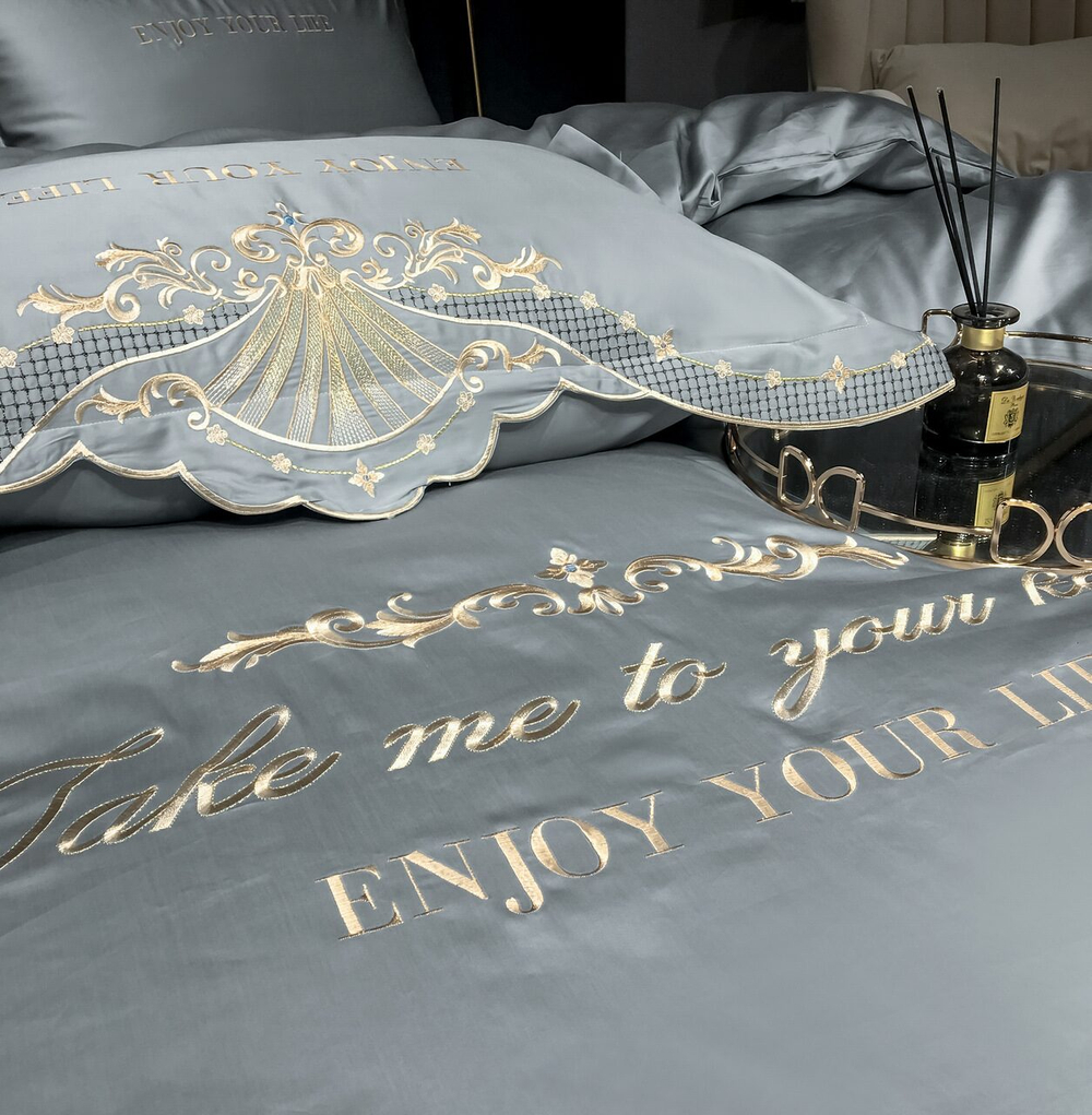 Постельное белье Сатин Гладкокрашеный Вышивка Делюкс на резинке DHCR004