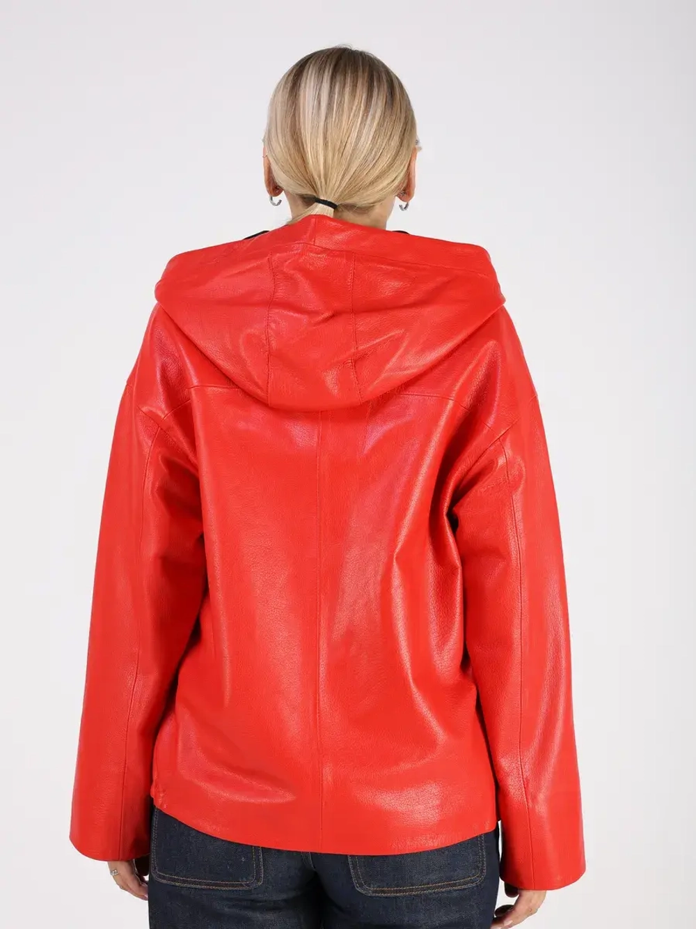 Кожаная куртка демисезонная с капюшоном короткая