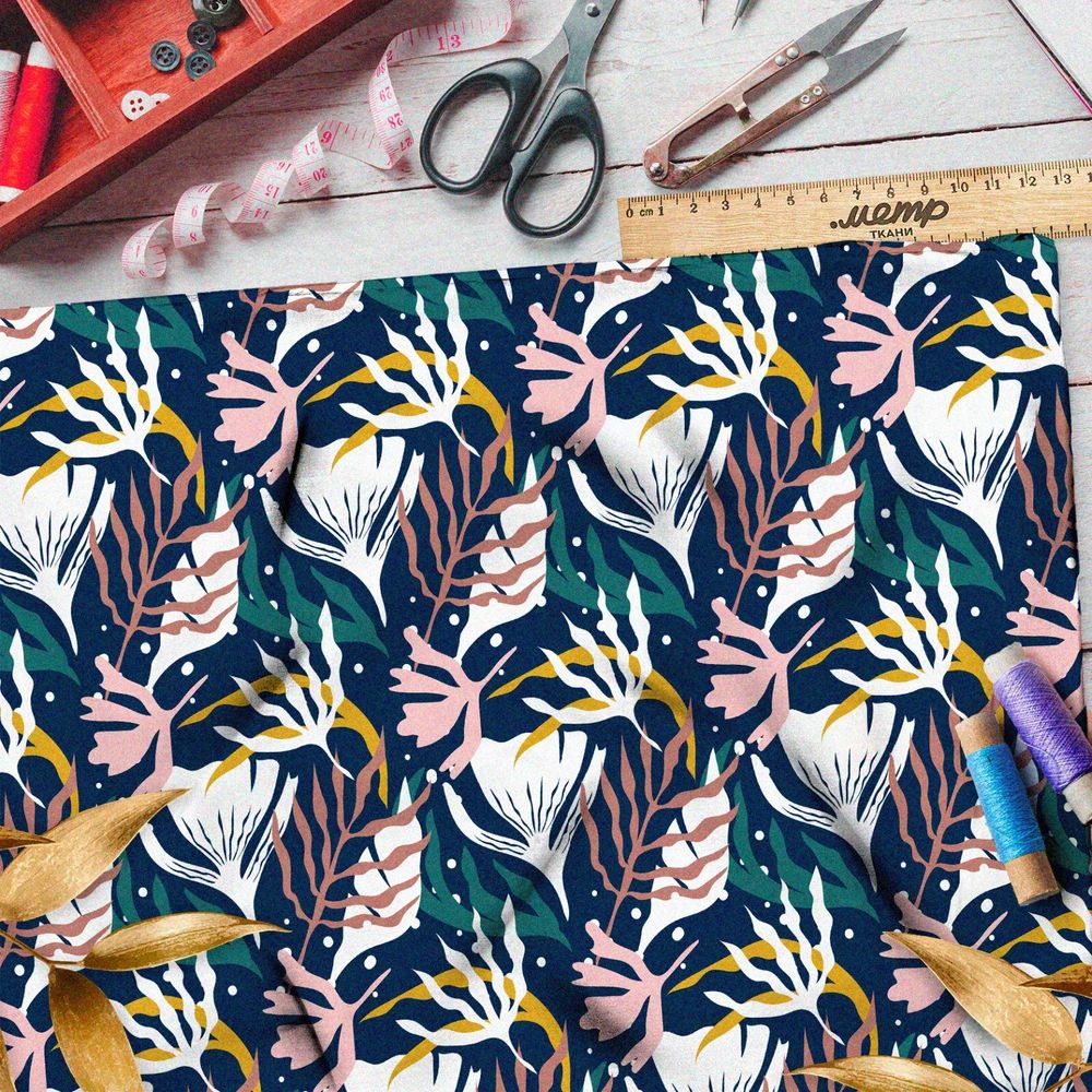 Ткань атлас разноцветные водоросли на синем фоне