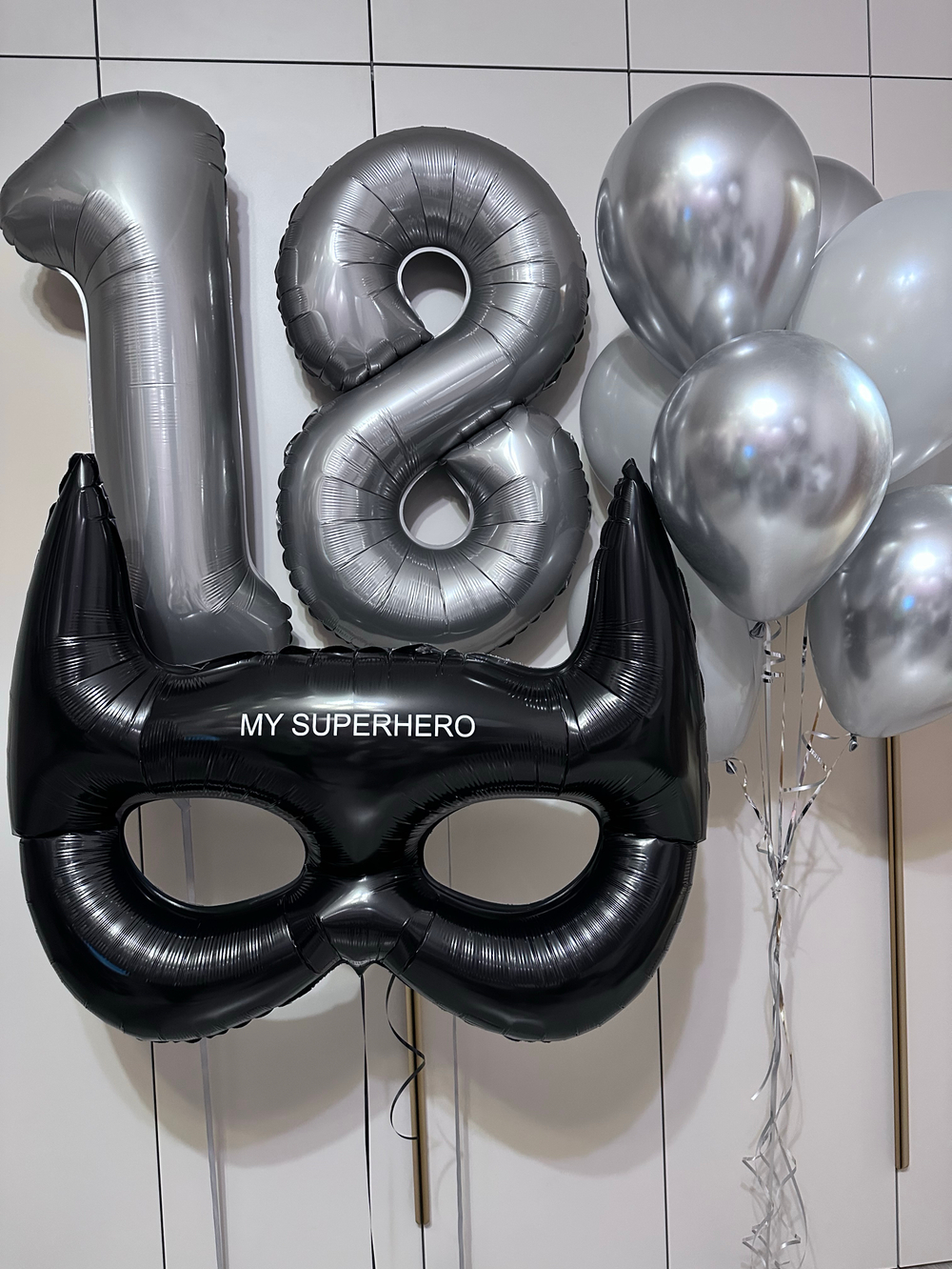 Маска бетмена с цифрами и воздушными шарами