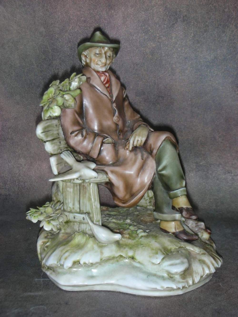 Статуэтка. Фарфор. Отдых на скамье. Capodimonte. Италия