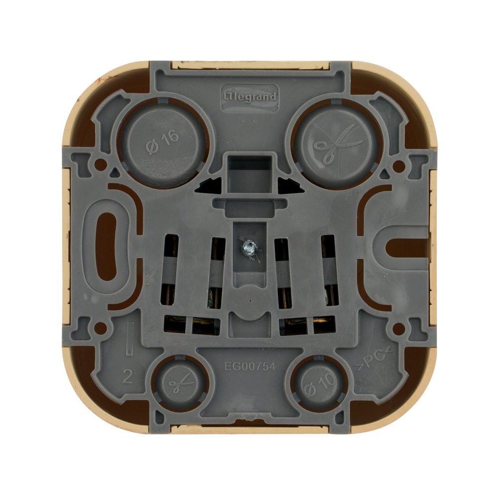 Розетка с заземлением со шторками IP20 16А 250В дерево Quteo Legrand