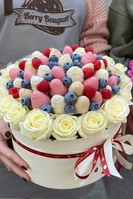 Шляпная коробка с клубникой и розами "Воздушный поцелуй"