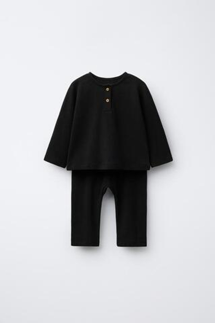 ZARA КОМПЛЕКТ ИЗ ФУТБОЛКИ ХЕНЛИ И ОДНОТОННЫХ БРЮК, ЧЕРНЫЙ