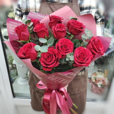 Букет из 11 красных роз (Кения 60 см) и эвкалипта