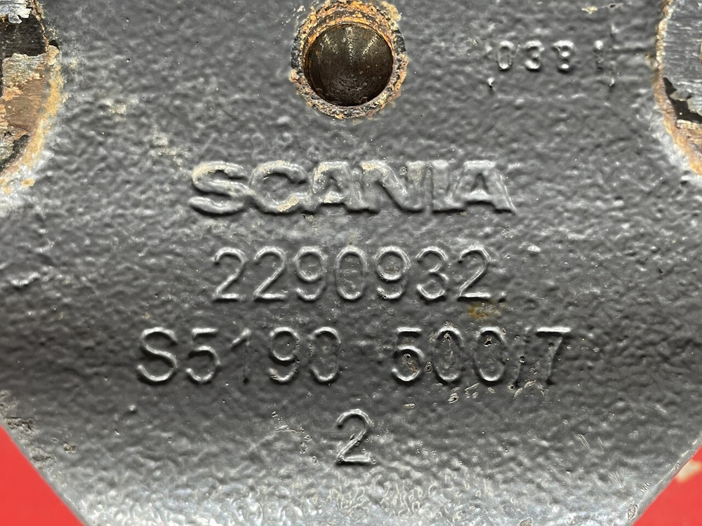 Кронштейн амортизатора нижний правый 2021г