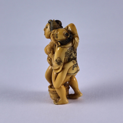 Эротическая статуэтка нэцкэ Любовь в одежде