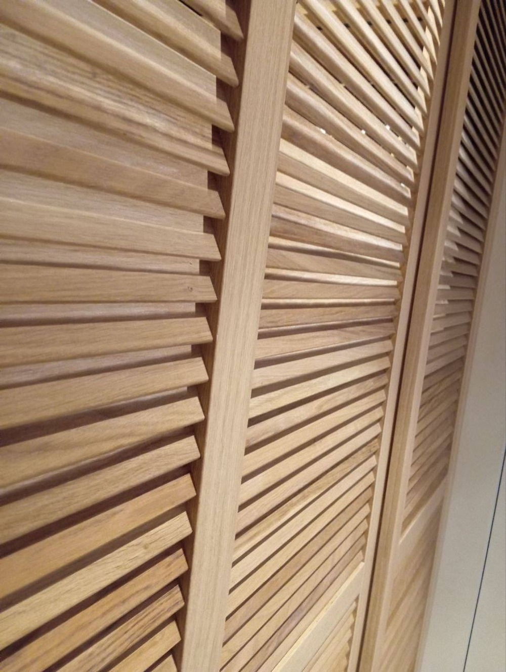 Жалюзийные двери из массива дуба