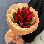 Букет свежих красных тюльпанов