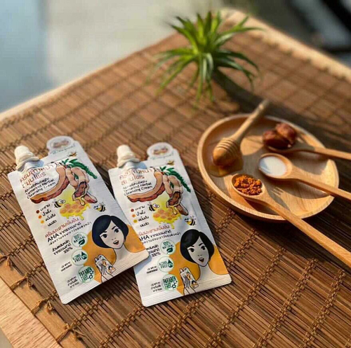 Натуральный пилинг для лица на основе Тамаринда, с АНА - кислотами Tamarind Herbal Cleansing Cream Abhaibhubejhr