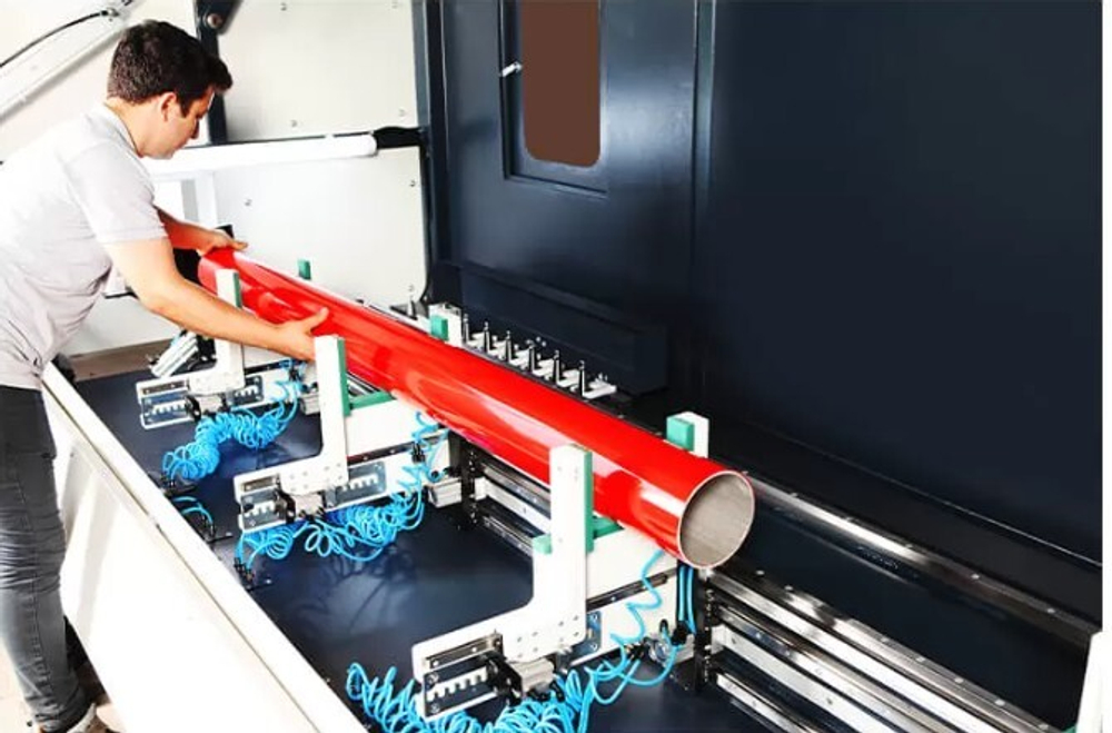 4-х осевой обрабатывающий центр CALIFORNIA с ЧПУ для алюминиевого профиля с автоматической сменой инструмента