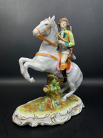 Конный охотник с ружьем