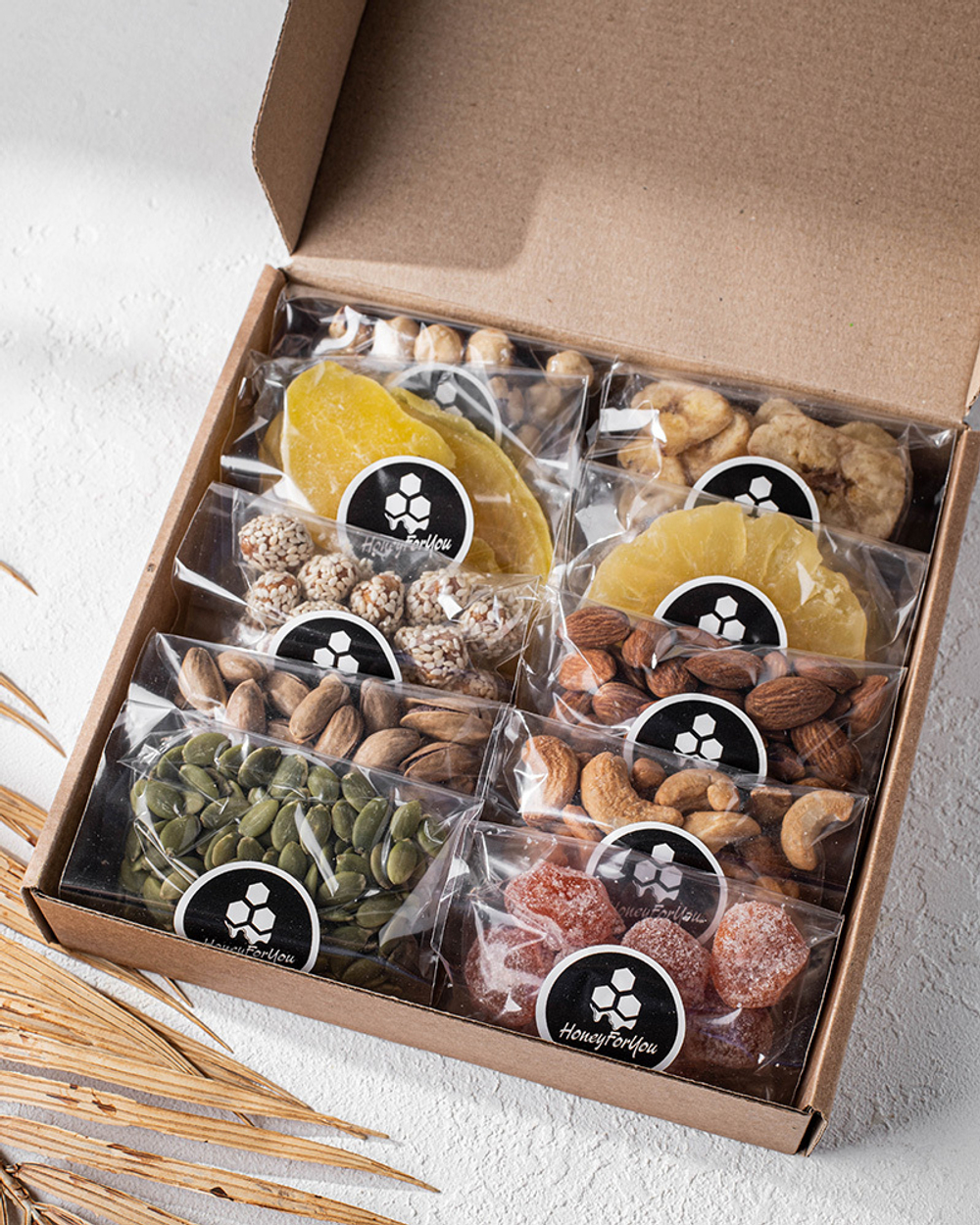 Подарочный набор орехов и сухофруктов