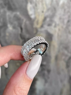 Серебряное кольцо-дорожка с багетными фианитами и микроцирконами добавит яркости в ваш образ. Словно яркая вспышка оно загорится в свете софитов на любом торжественном мероприятии, приковывая внимание неповторимой игрой камней. В комплект к этому украшению можно заказать серьги и подвеску, которые станут последним штрихом вашего стиля.   Купить кольцо-дорожку с багетными фианитами и микроцирконами вы можете по приемлемой стоимости в нашем ювелирном магазине. Доставка изделия возможна как по Москве, так и в любую точку РФ.