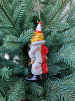 Клоун в красно- белом костюме