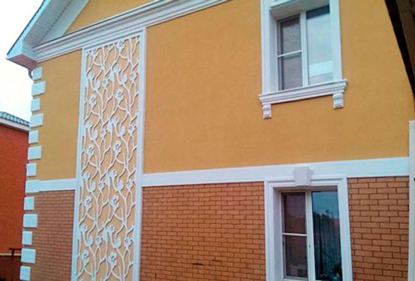 Преимущества и недостатки фасадного декора из пенопласта
