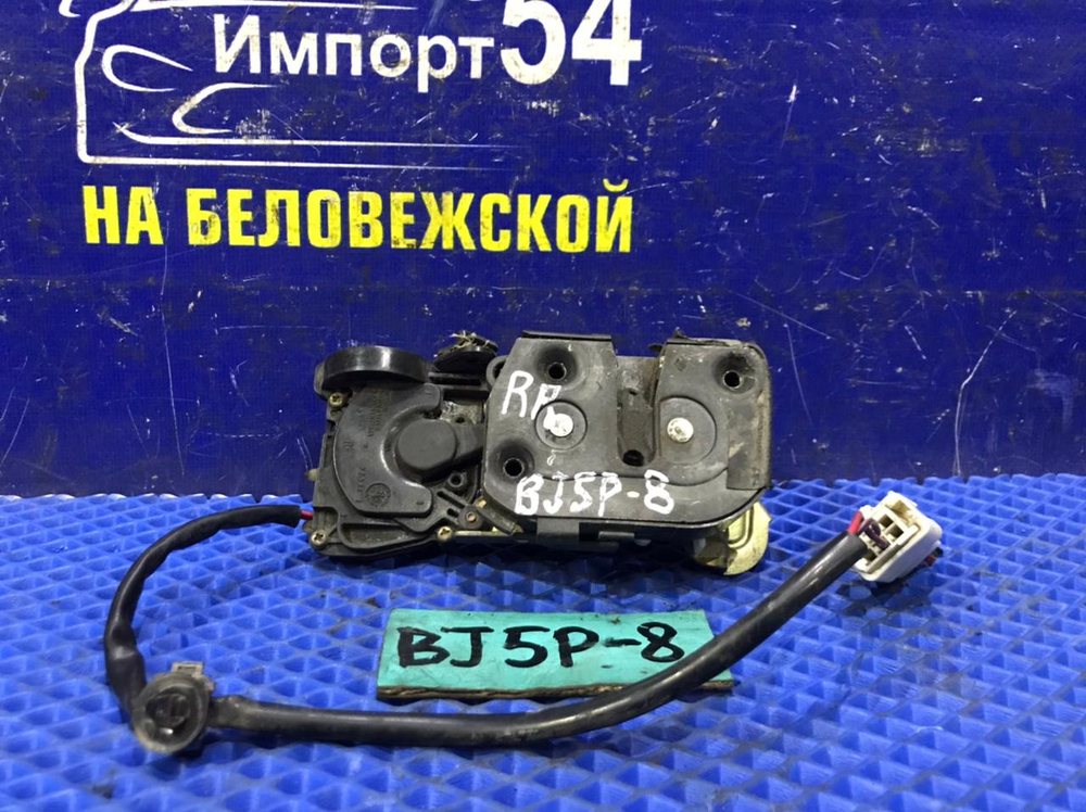 Замок двери задней правой MAZDA FAMILIA 2003