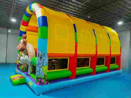 Надувной батут «Зверята с крышей» с горкой и скалодромом, 10х6х6 м