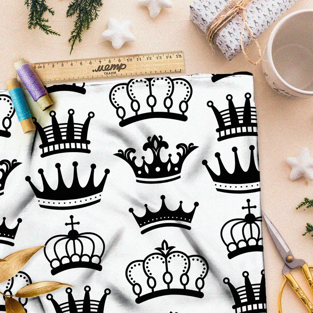 Ткань сатин чёрные короны на бежевом фоне