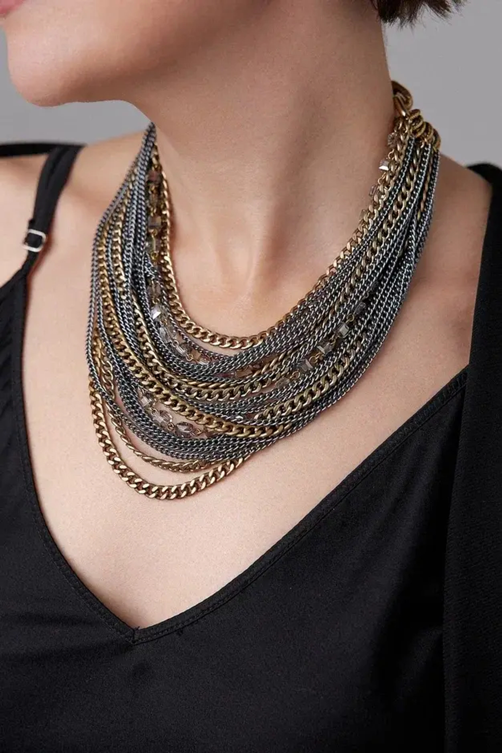 Колье многослойное из цепей и телесных квадратных кристаллов, оттенки графит и бронза