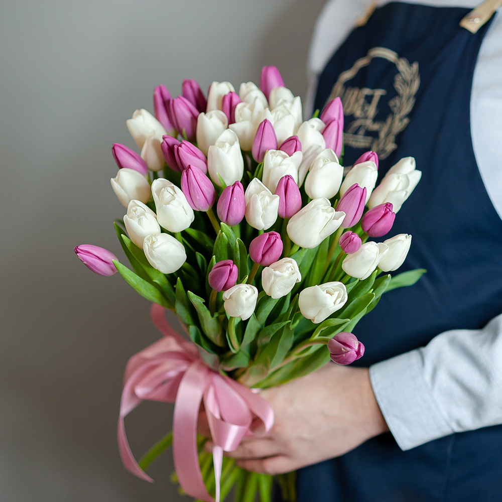 Белые-розовые тюльпаны под ленту