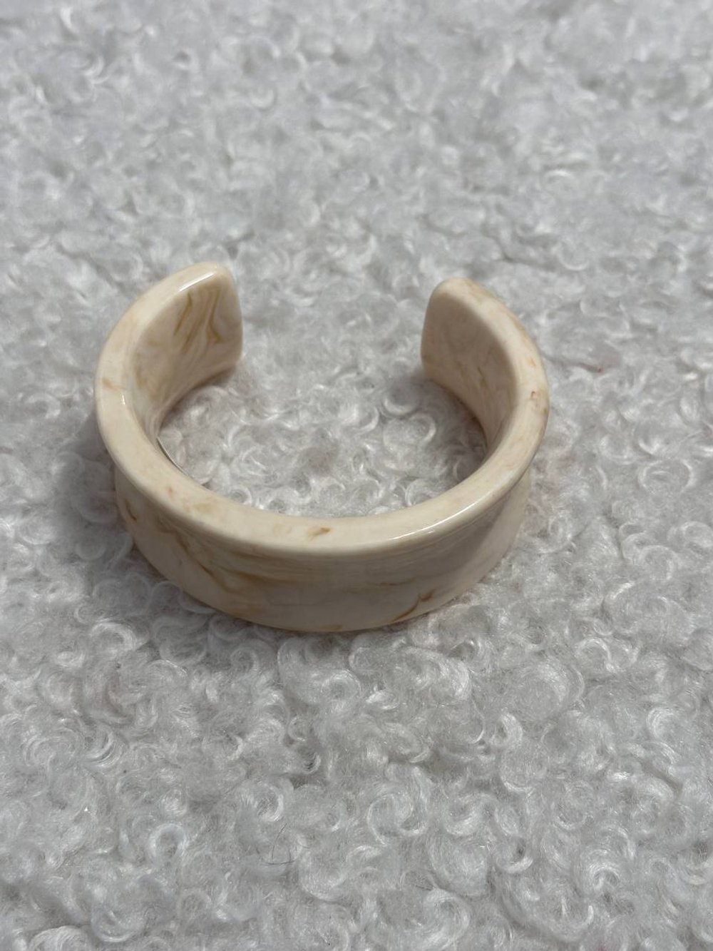 Браслет из смолы широкий полукруг