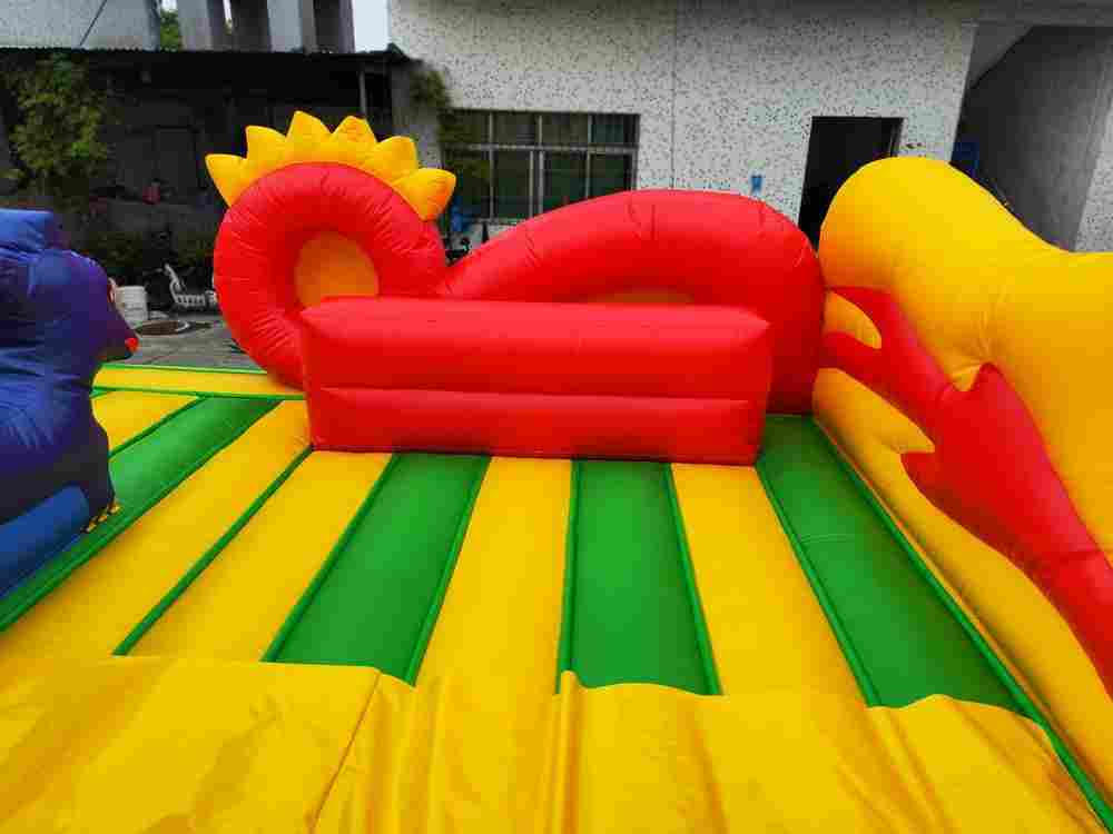 Коммерческий надувной батут "Змей Горыныч 2", 11x6x8.5 м.