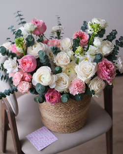 Большая корзина с нежными ранункулюсами, пионовидными розами Пинк Монстр и Плая Бланка